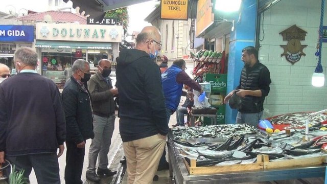 Karadeniz’de fırtına nedeniyle balık fiyatları katlandı
