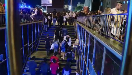 Imágenes del macrobotellón en Barcelona que ha terminado con decenas de heridos