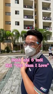 Ngân nga trước lan can bệnh viện dã chiến, bé gái khiến CĐM bấn loạn