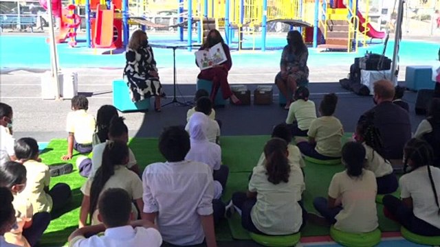 El príncipe Harry y Meghan Markle, muy cercanos en su visita a un colegio en Nueva York