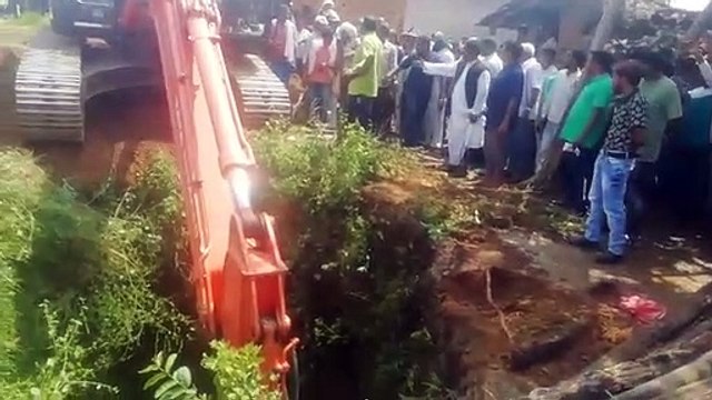 तेज रफ्तार ऑटो रिक्शा कुएं में गिरा, चाची-भतीजी की मौत, विधायक ने कराया रेस्क्यू