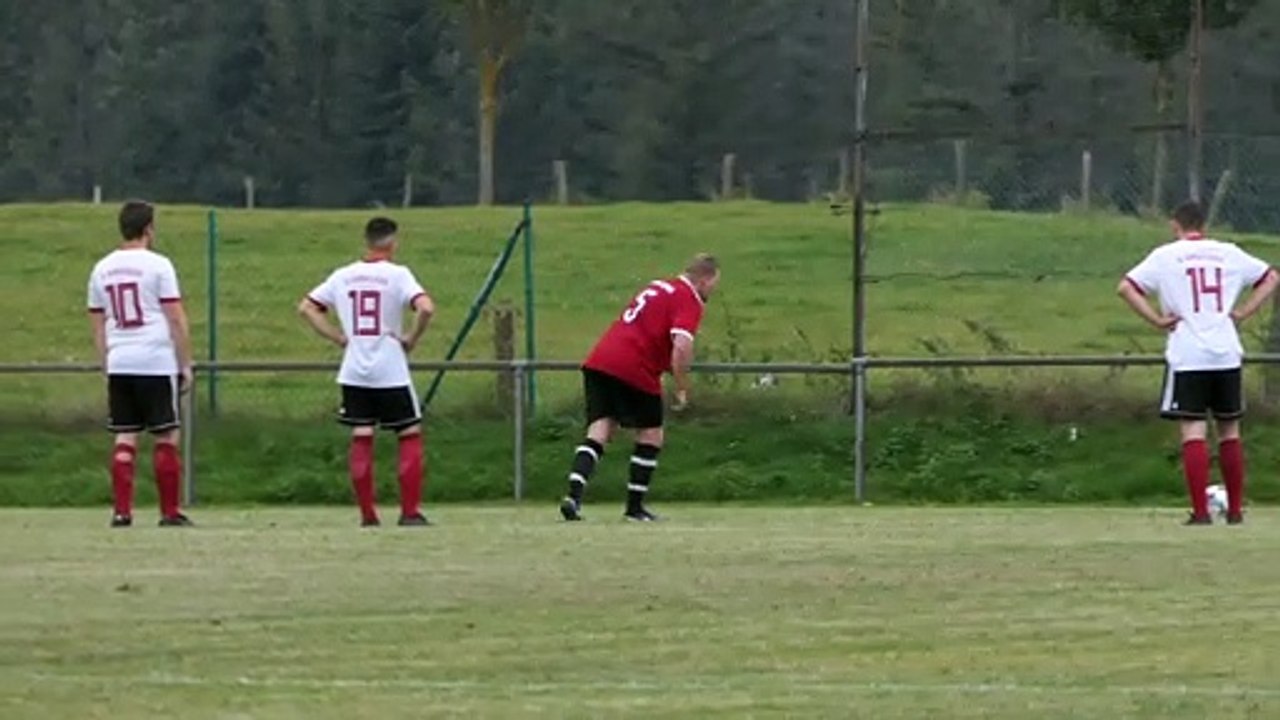 Das 3:2 für den TSV Jühnde durch Philip Gadzikowski gegen Bühren/Scheden