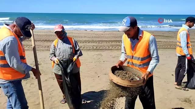 Hatay'da petrol temizliği türkü eşliğinde devam ediyor
