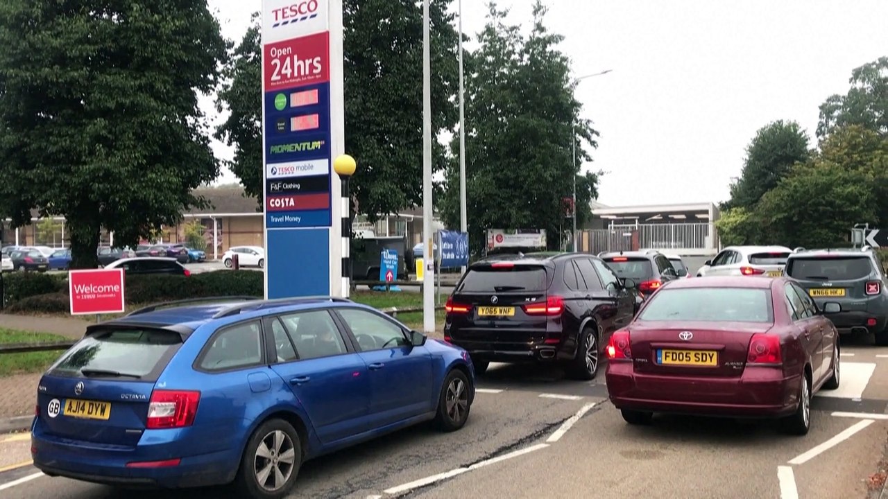 Vereinigtes Königreich: Schlangen an der Tankstelle