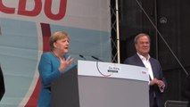 Almanya'da başbakan adayı Laschet, son mitingini Şansölye Merkel ile yaptı