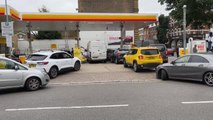 İngiltere'de benzin istasyonları önünde uzun kuyruklar oluştu