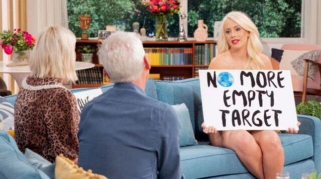 Stüdyodakiler dondu kaldı! Ünlü kadın aktivist, canlı yayına çırılçıplak çıktı