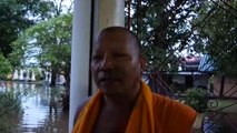 ศรีสะเกษ พิษเตี้ยนหมู่น้ำท่วมวัดหนองยางเจ้าอาวาสพระเณรต้องช่วยกันวิดน้ำออกจากศาลาการเปรียญที่โดนน้ำท่วม