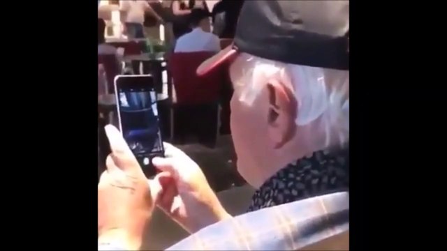 Ce papy se fait surprendre alors qu'il photographie une femme de dos
