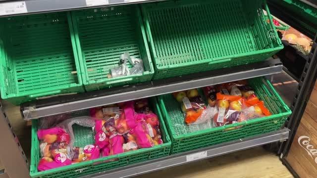 İngiltere'de tedarik sorunu bazı marketlerde rafların boş kalmasına neden oldu