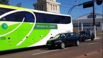 Durante abordagem a ônibus na Av. Tancredo Neves, BPFron faz apreensão de produtos de estética irregulares