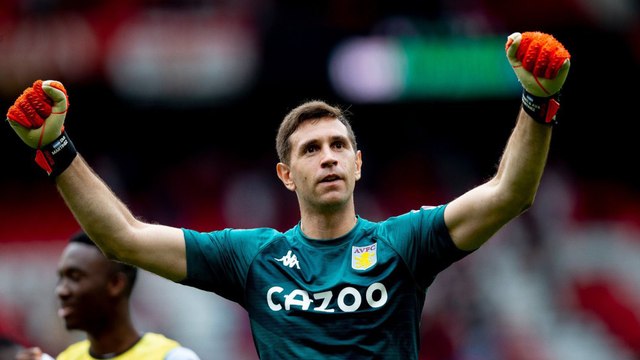 Momen Kiper Aston Villa Emi Martinez Berjoget di Hadapan Suporter MU