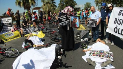 İzmirli bisikletçilerden kefenli eylem