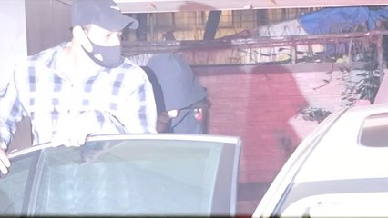 Shahrukh Khan Snapped by Media at Dubbing Studio in Bandra | FilmiBeat