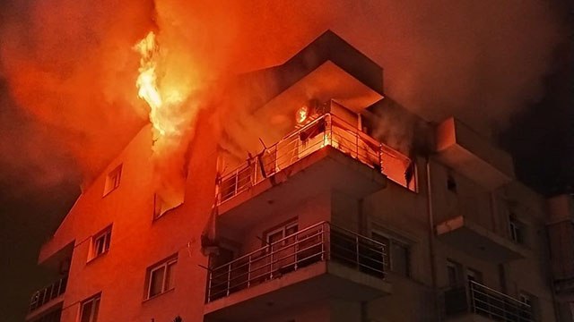 Öfkeli koca binayı ateşe verdi, mahalleli sokağa döküldü