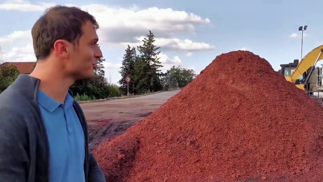 Vauvert : réception du marc à la distillerie