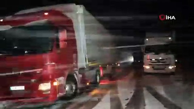 Kış erken geldi! Yollar kapandı, araçlar mahsur kaldı