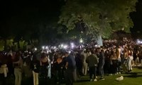 Cientos de jóvenes hacen botellón en el Parque de Berlín, en Madrid, tras el fin de las restricciones.