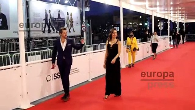 Hiba Abouk por la alfombra roja del Festival De San Sebastián luciendo su tripita de embarazada