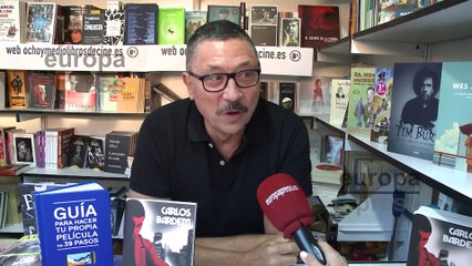 Carlos Bardem firma ejemplares de su quinta novela, El Asesino Inconformista