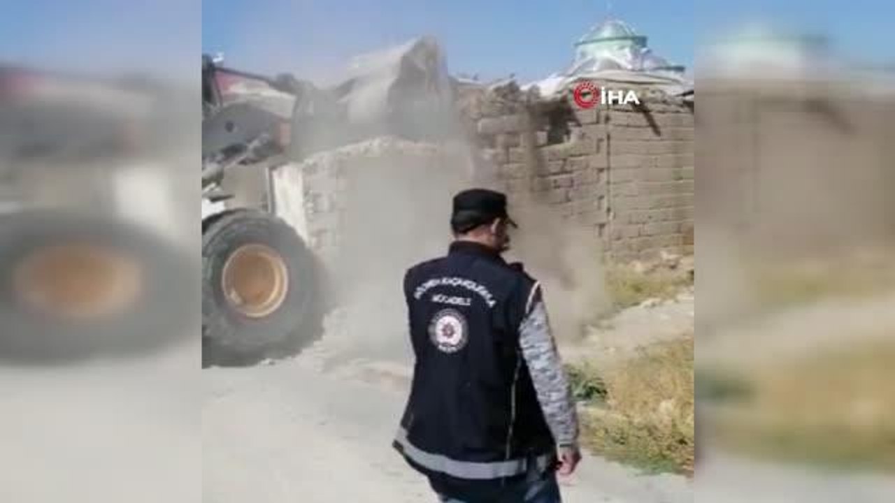 Göçmenlerin saklandığı o metruk evler teker teker yıkıldı