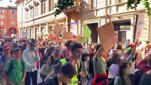 Bologna, il corteo degli studenti in sciopero per il clima. I volti e gli slogan della protesta