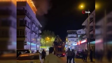 Download Video: Alışveriş merkezinin çatısında yangın: Kopan parçalar sokağa düştü