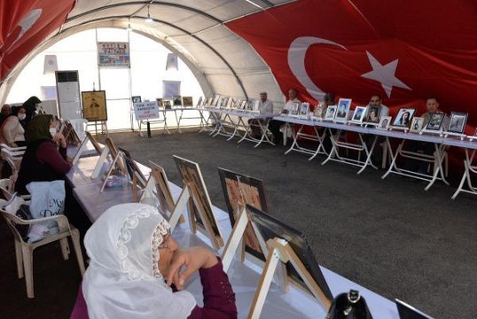 EVLAT NÖBETİNDEKİ ANNE İKİ EVLAT ACISI ÇEKİYORUM, OĞLUMU BANA VERSİNLER