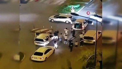 Kavşağı trafiğe kapatıp, Erik Dalı oynadılar