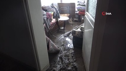 Son dakika haber | Evi balçıkla kaplanan engelli çifti mahsur kaldığı balkondan polisler merdivenle kurtardı