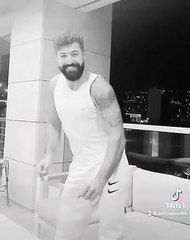 سيف نبيل يتحدى بيونسيه برقصة عفوية على أغنيتها