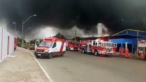 Bombeiros combatem incêndio em uma fábrica em Santa Maria