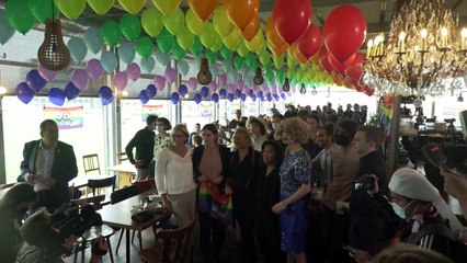 Mariage pour tous : des Suisses célèbrent le oui au référendum