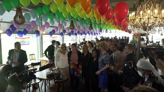Mariage pour tous : des Suisses célèbrent le oui au référendum