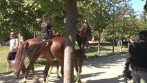 Atlı polislerden Maçka Parkı'nda koronavirüs denetimi
