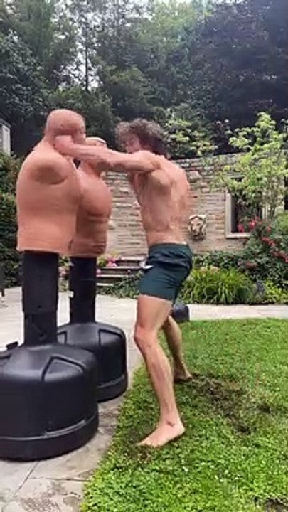 Un homme avec une grande vitesse de frappe