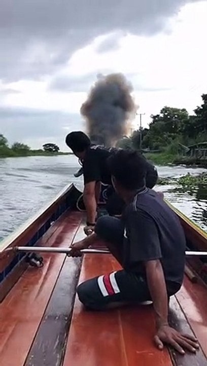 Une pirogue a toute puissance