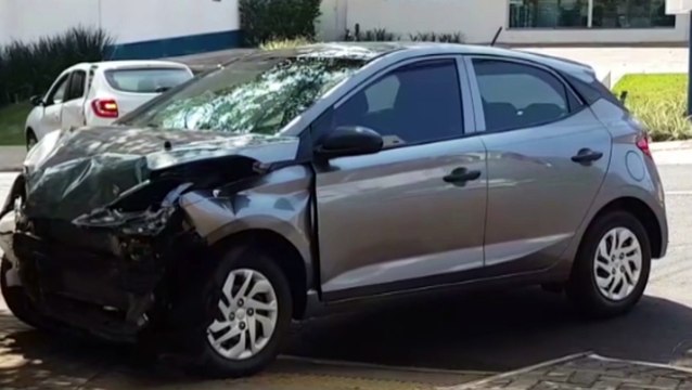 Forte colisão entre carros é registrada no cruzamento das Ruas Recife e Salgado Filho