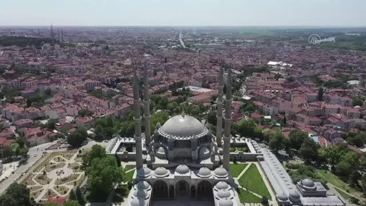 Gelen turistleri davul zurna ekibi karşılıyor