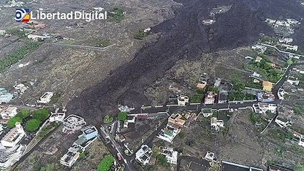 Un dron de la UME capta la extensión de la lengua de lava en La Palma desde el aire