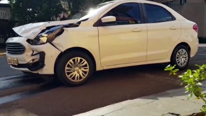 Colisão entre Ford Ka e Sonata é registrada em cruzamento com semáforo no Centro