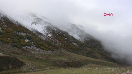 KARADENİZ'DE YAYLALAR BEYAZA BÜRÜNDÜ, ARAÇLAR YOLDA KALDI