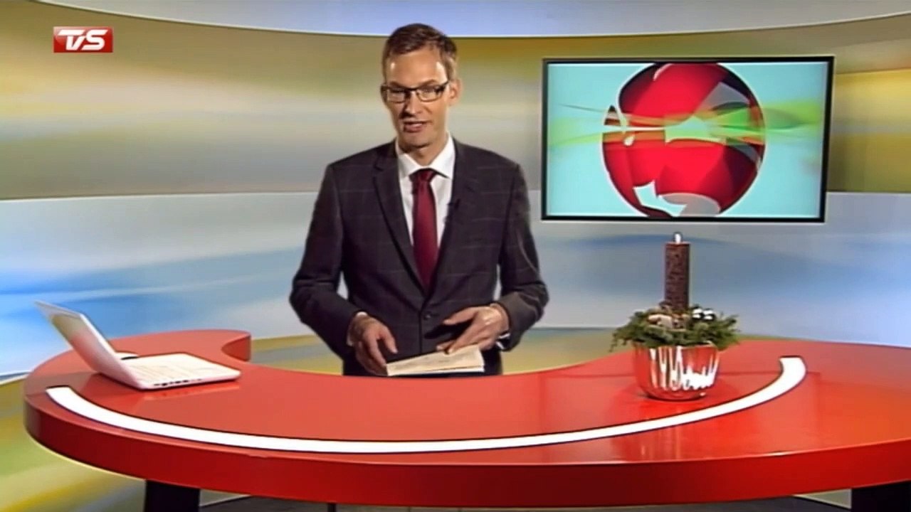 Søren Laursen skifter fra nyhedsstudie til julestue og ønsker rigtig glædelig jul | 2011 | TV SYD - TV2 Danmark