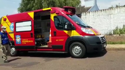 Ao tentar descer escada com berço, homem sofre queda e fica ferido