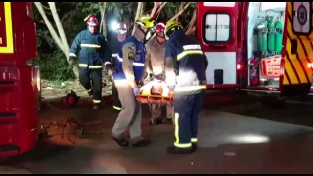 Automóvel perde o controle, colide contra árvore e quase cai em barranco; passageira saiu do veículo e caiu em riacho