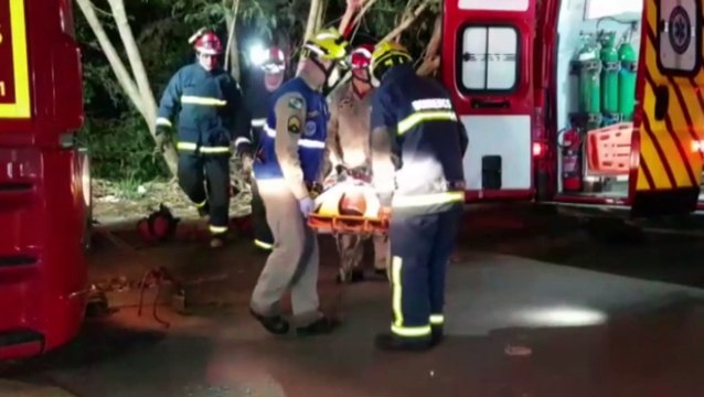 Automóvel perde o controle, colide contra árvore e quase cai em barranco; passageira saiu do veículo e caiu em riacho