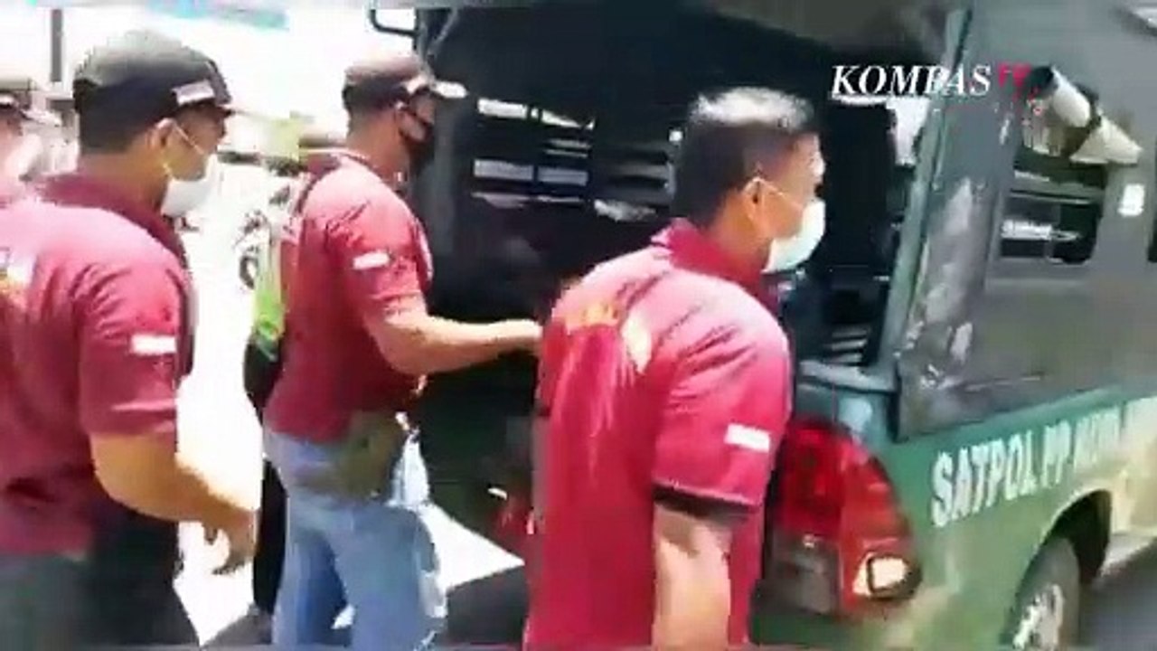Pensiunan Polisi Ini Jadi Manusia Silver Karena Terbentur Masalah Ekonomi