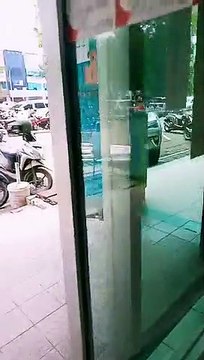 Hungry cats come to the office asking for food (part 1)