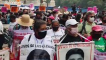 Miles de personas reclaman en Ciudad de México verdad y justicia sobre los 43 de Ayotzinapa