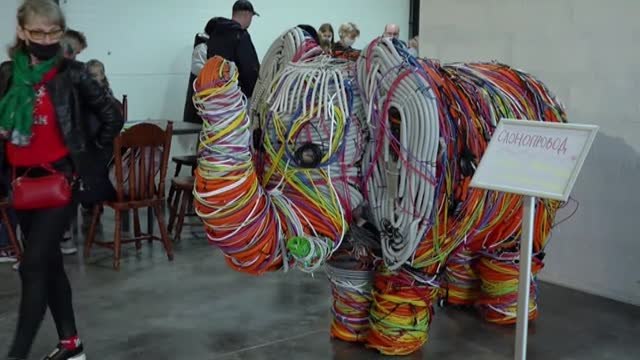 Esculturas, robots, instrumentos hechos con residuos se exponen en un nuevo museo en Kaliningrado, Rusia